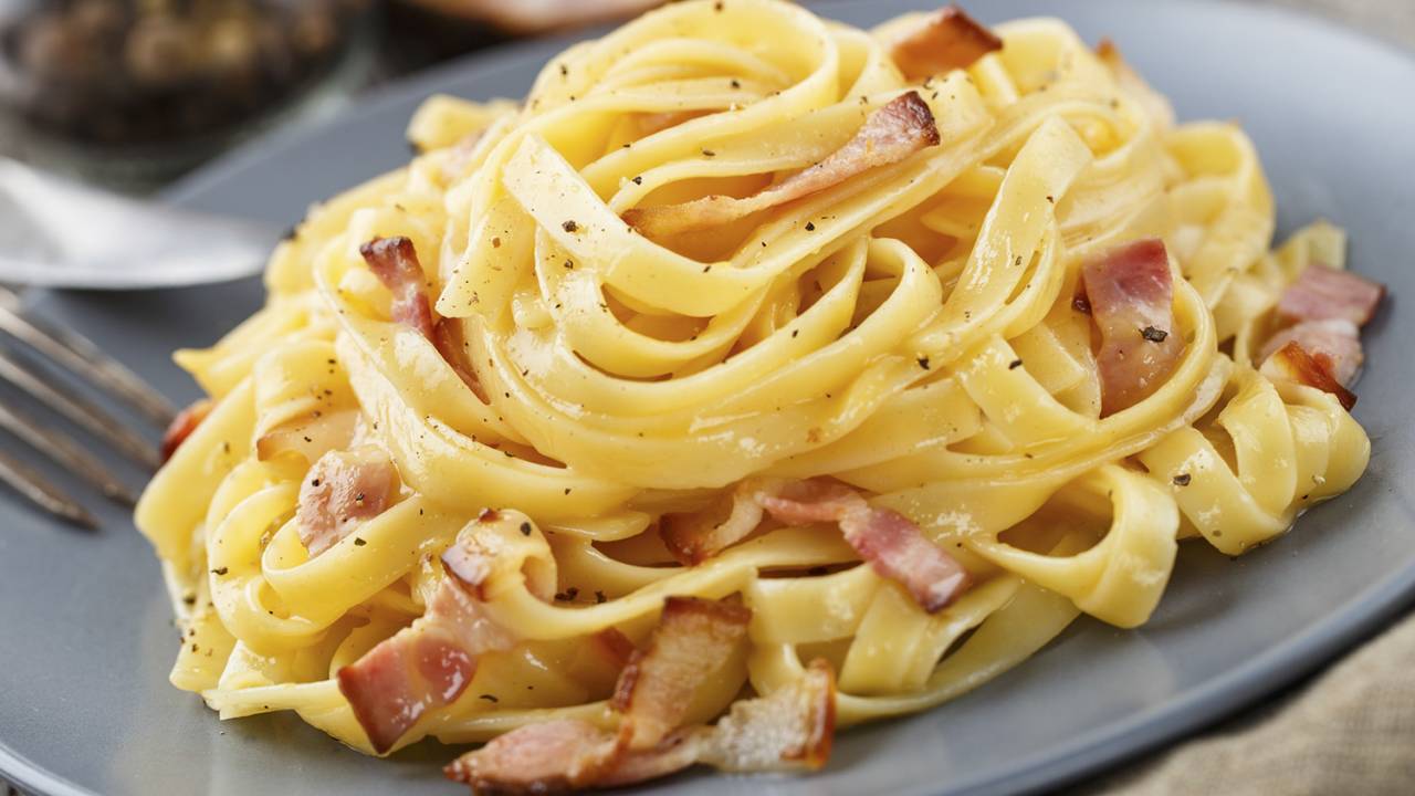 TODO O RESTO É HERESIA - A receita original da massa: cubinhos de guanciale dourados em frigideira ou pancetta -