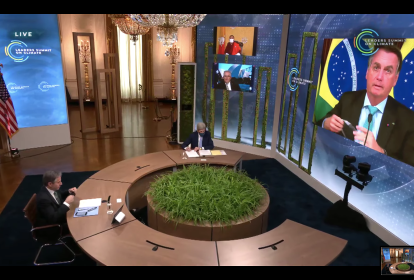 Presidente Jair Bolsonaro é assistido durante discurso por secretário de Estado americano, Antony Blinken, e enviado especial John Kerry. 22/04/2021