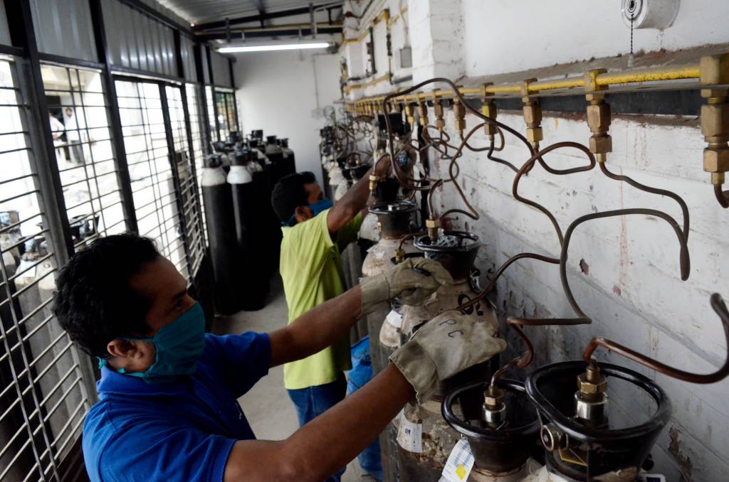 Coronavirus Emergency In Kolkata Funcionários instalam cilindros de oxigênio em hospital de Kolkata, na Índia; país enfrenta estado de calamidade e fez apelo porque o estoque está quase no fim -