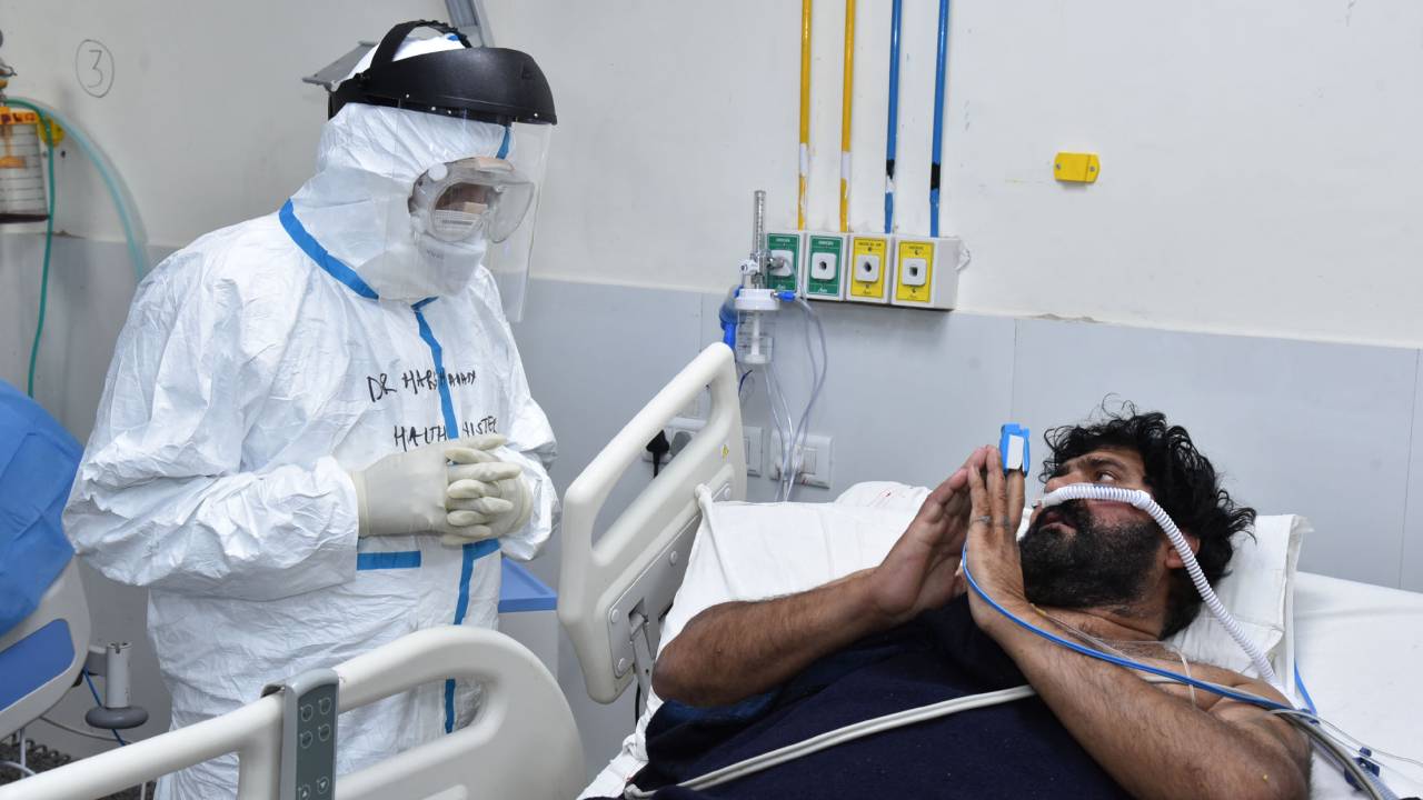 O Ministro da União para a Saúde & amp; Bem-estar da família, ciência & amp; Tecnologia e Ciências da Terra, Dr. Harsh Vardhan visitando o Instituto de Ciências Médicas da Índia (AIIMS), Nova Delhi, para revisar a preparação para o COVID-19, em Nova Delhi, 16 de abril de 2021.