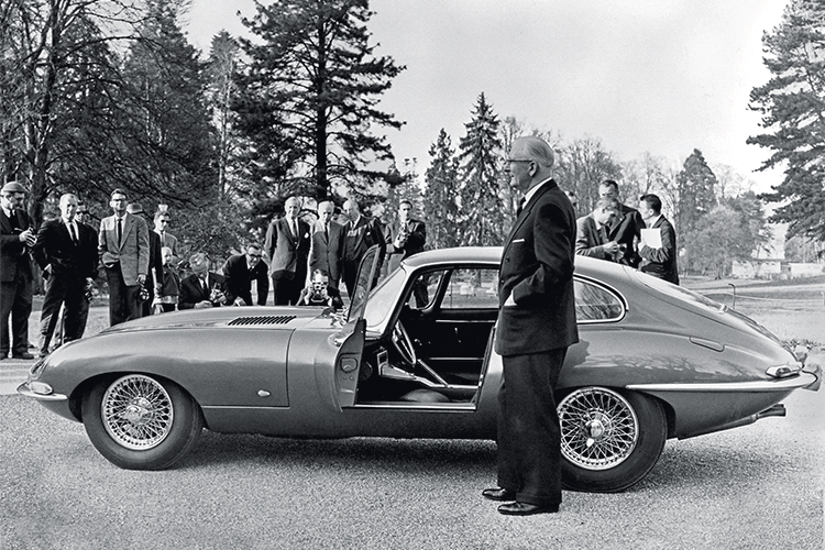 J_Classic_Etype_60_120820_1961_Geneva_9600HP_WilliamLyons_04_CopyrightJDHT.jpg MITO - Sir William Lyons: o fundador da Jaguar ao lado do protótipo 9600 HP, em apresentação à imprensa -