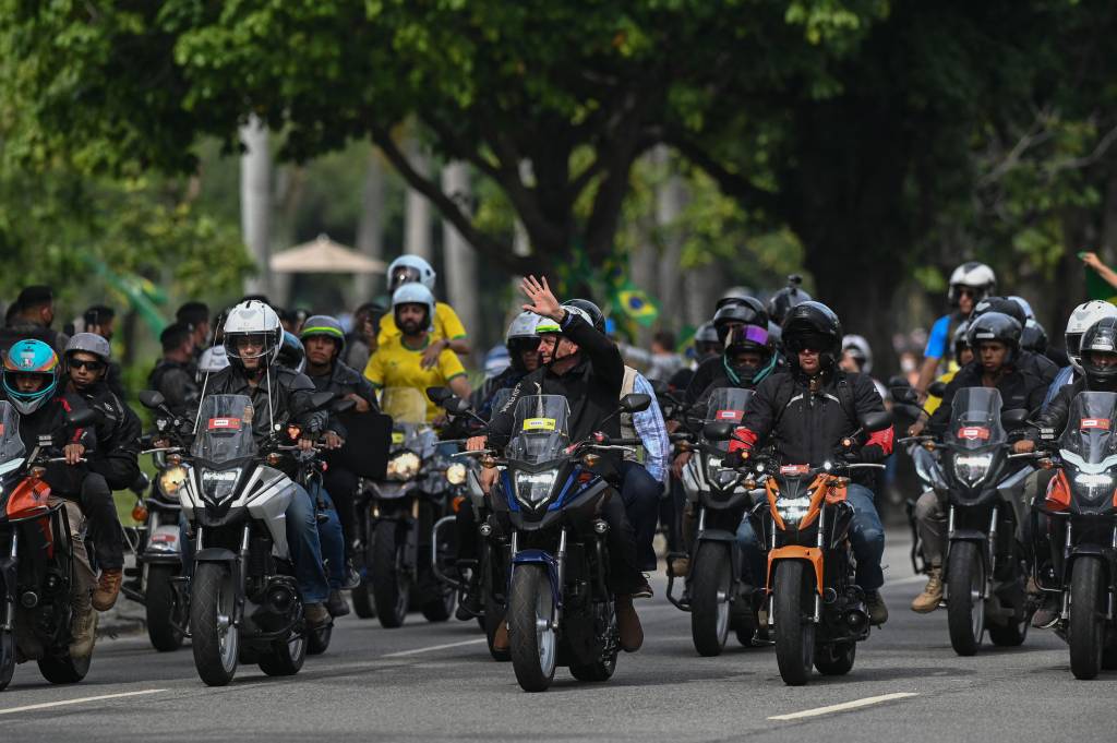 Bolsonaro faz ato de campanha para intimidar (e com recursos públicos) 