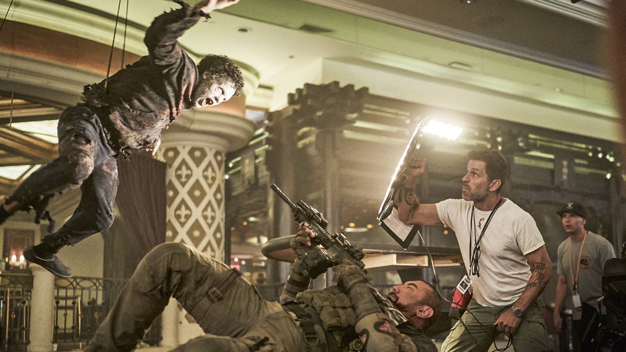 EM AÇÃO - Snyder, à direita, no set de Army of the Dead: “Zumbis são os monstros que existem dentro de nós” -