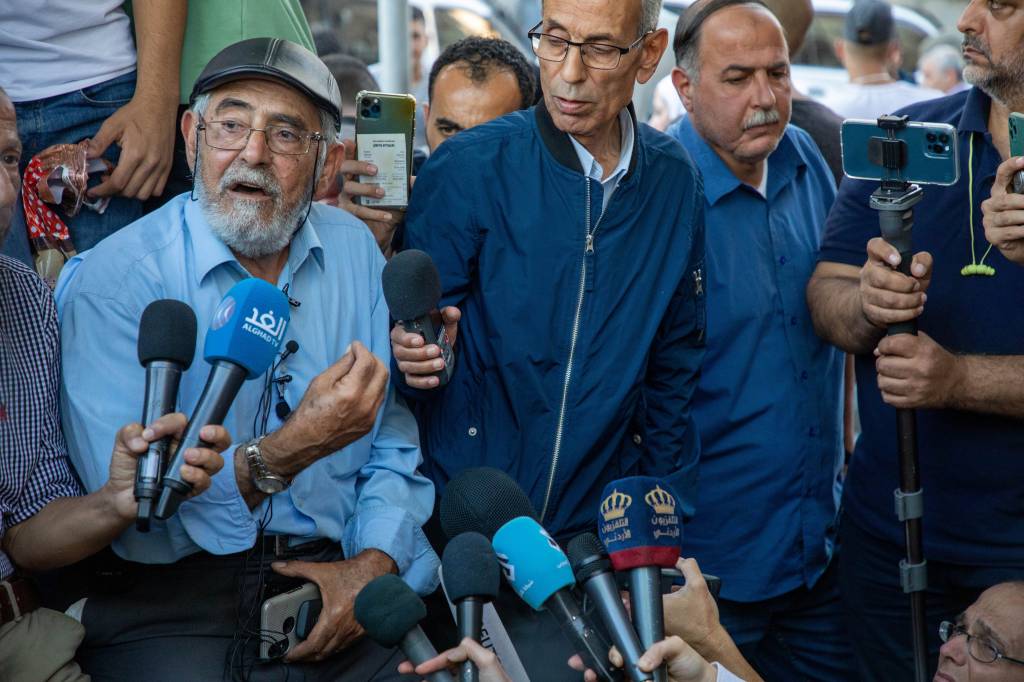 Palestinian father speaks after Israeli police detained prominent Sheikh Jarrah activist daughter Ativista palestina
