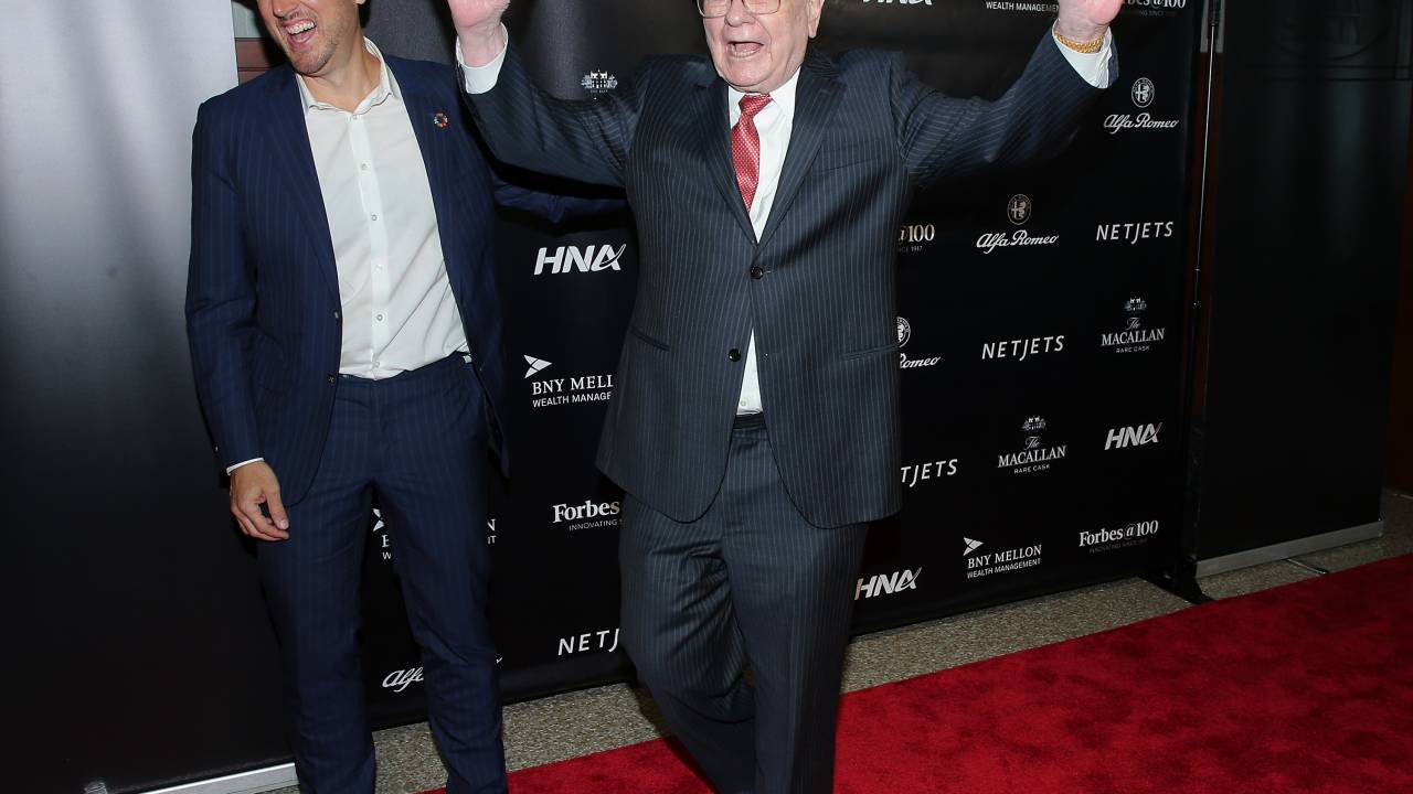 Randall Lane (à esquerda) e Warren Buffett (à direita)
