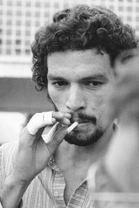 Sócrates, com os dedos enfaixados, fumando. Sócrates, com os dedos enfaixados, fumando -