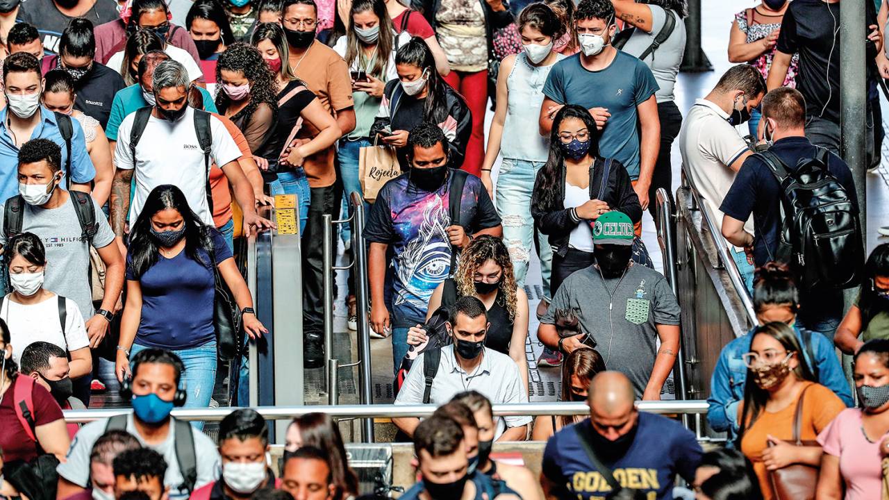 A PREOCUPAÇÃO... - Nas ruas: máscaras, apesar do desdém de Brasília -