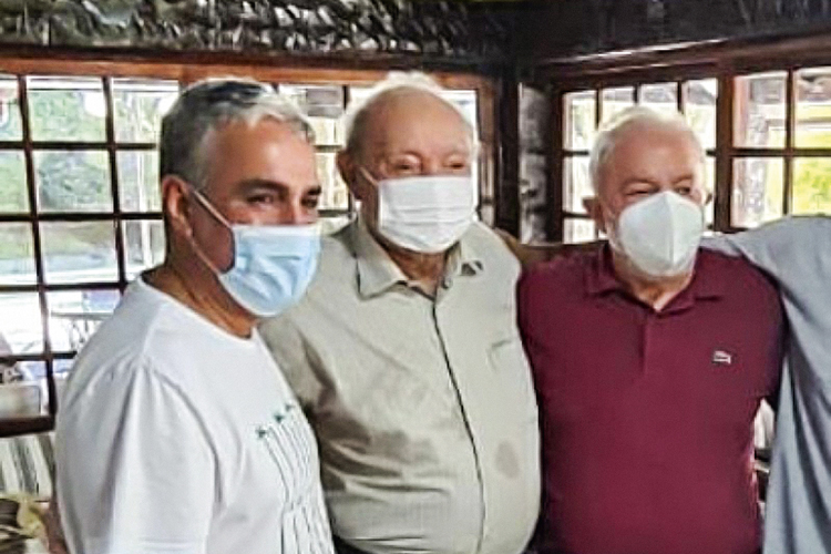 APROXIMAÇÃO - Lula: o encontro com o bispo Manoel Ferreira (no centro) teve até promessa de vice para o líder religioso -