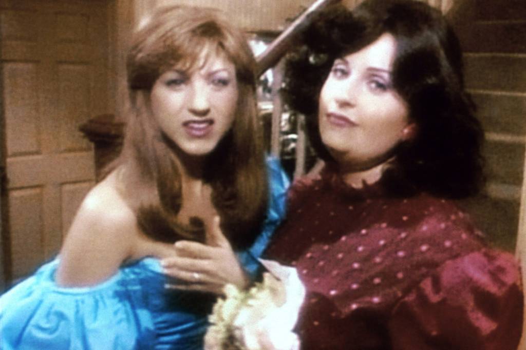 monica e rachel Cena flashback de 'Friends', com Rachel (Jennifer Aniston) e Monica (Courtney Cox)