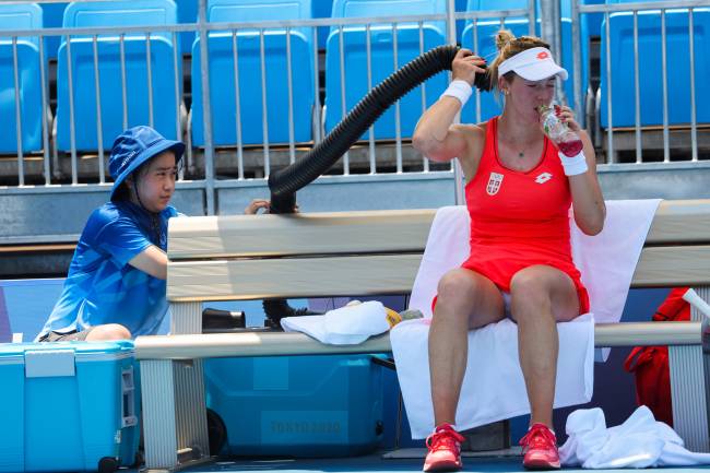 TENNIS-OLY-2020-2021-TOKYO A tenista da Sérvia, Nina Stojanovic, se refresca com ar-condicionado durante a partida de tênis -