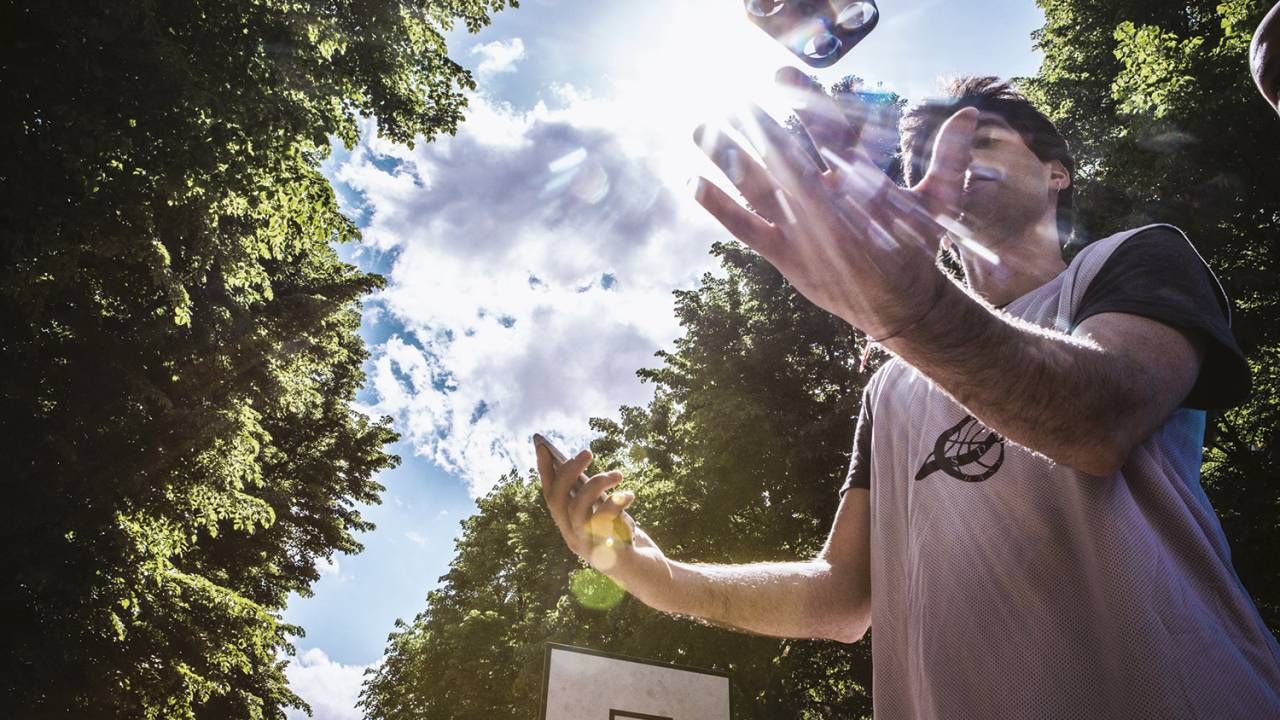 DO ALTO - O pocket drone autônomo Air Pix em ação: fotos de ângulos diferentes, sem cabos nem bastões -