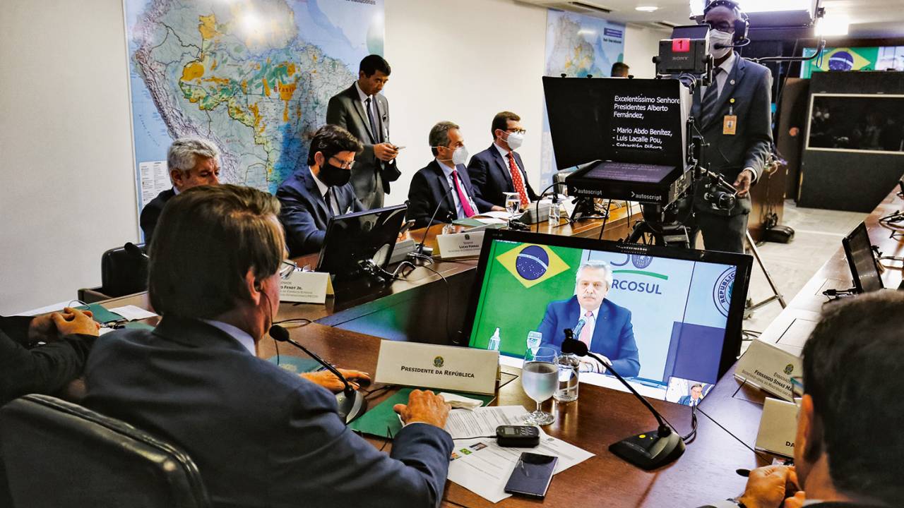 FRENTE A FRENTE - Bolsonaro (à esq.) e Fernández (na tela): rusgas e provocações gratuitas -