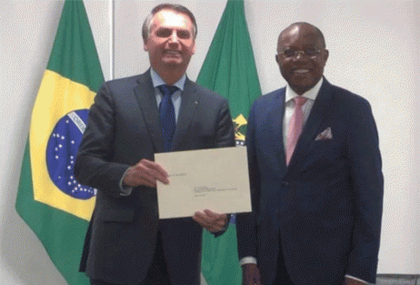 Para fugir do escândalo da Universal, Bolsonaro envia Mourão a Angola