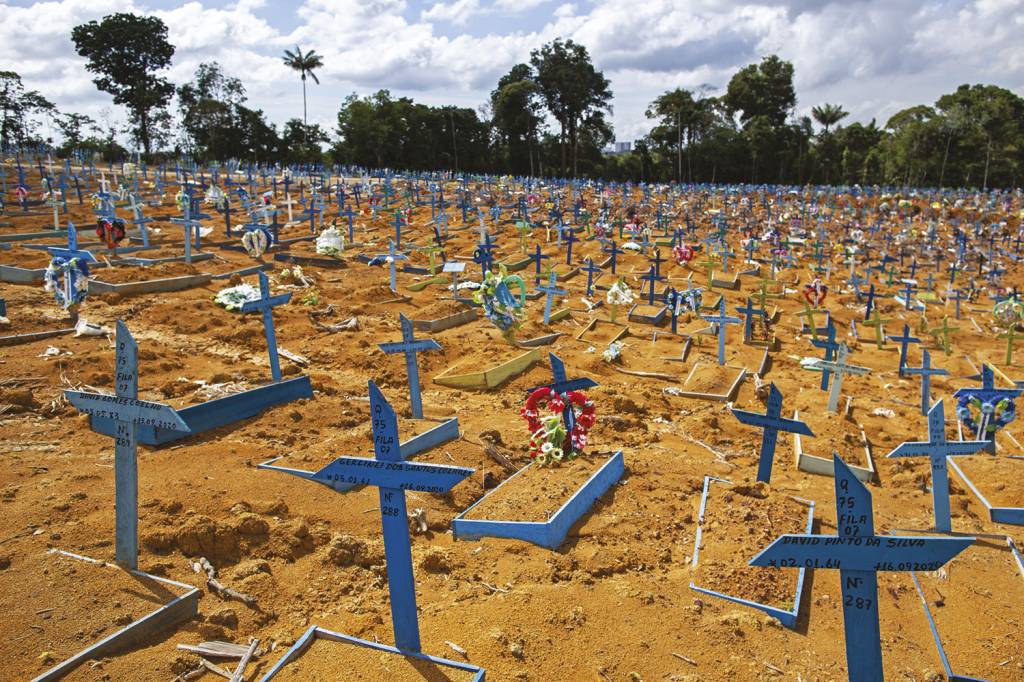 Brasil tem fim de semana com menor média móvel de mortes em 6 meses