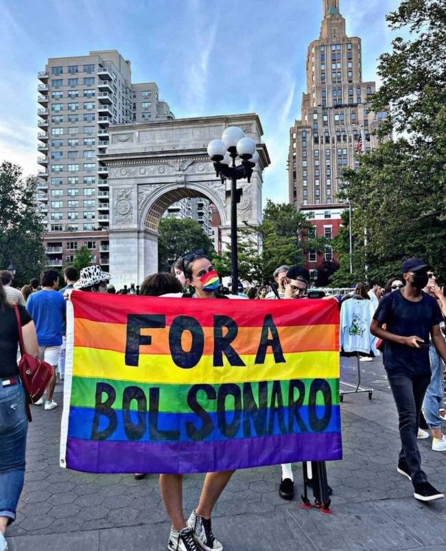 Manifestante em ato contra o governo de Jair Bolsonaro em Nova York