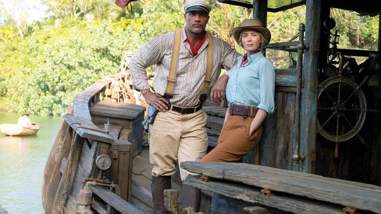 À MODA ANTIGA - Dwayne Johnson e Emily Blunt em Jungle Cruise: aventura na selva amazônica -