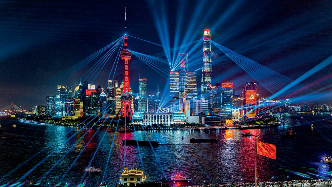 PARA O ALTO E AVANTE - Shangai Tower: a maior torre da China e seu lounge (abaixo): centro global -