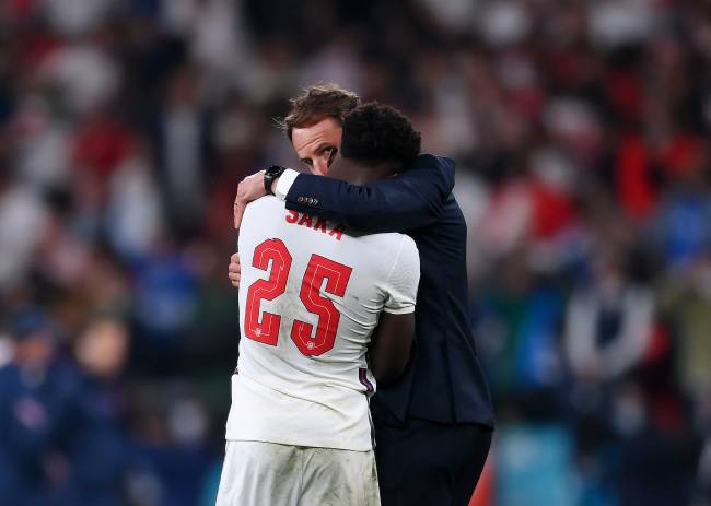 Bukayo Saka foi consolado pelo técnico Gareth Southgate após o pênalti decisivo perdido -