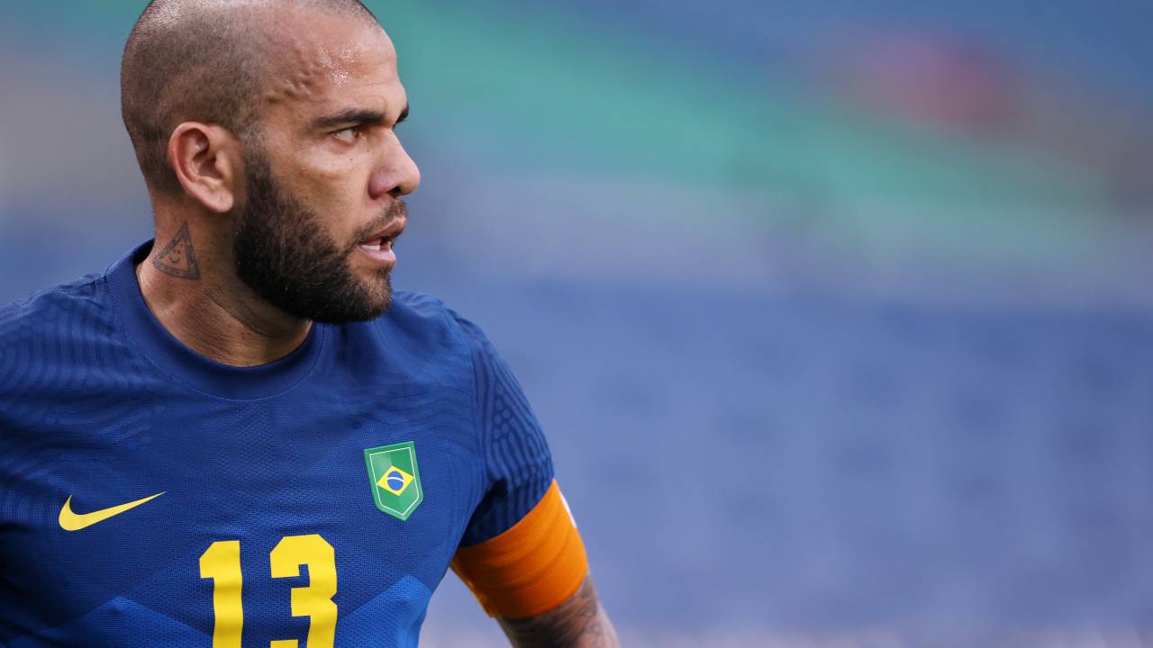 Capitão brasileiro, lateral Daniel Alves tenta manter vivo o sonho do segundo ouro -