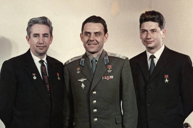 Os cosmonautas Constantine Feoktistov, Vladimir Komarov, e Boris Yegoro, em 1964 -