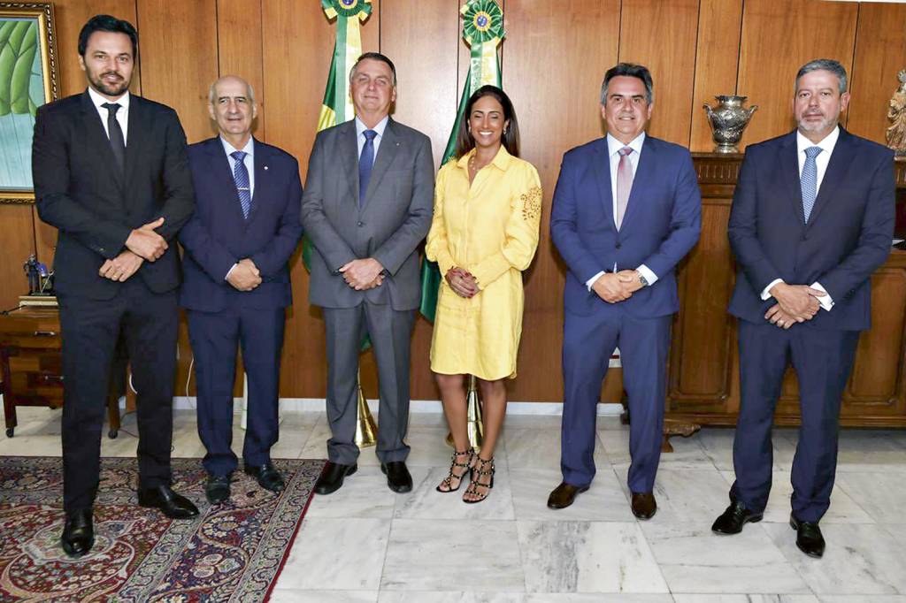 Jair Bolsonaro e Ciro Nogueira TIME ESCALADO - Bolsonaro e os novos aliados: a “alma do governo”, segundo ele próprio, foi entregue ao Centrão -