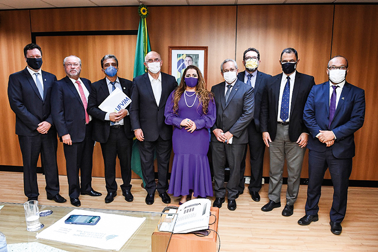UNIÃO - O ministro Ribeiro recebe reitores alinhados com o Planalto: o papo fluiu -