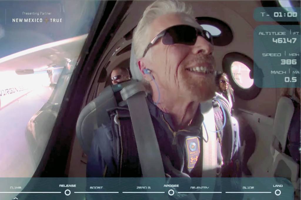 Billionaire Richard Branson smiles on board Virgin Galactic’s passenger rocket plane VSS Unity Precursor Branson no espaço: novas fronteiras
