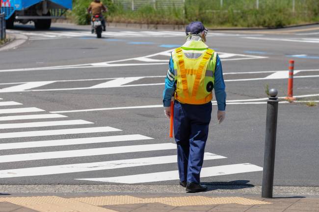 Colete equipado com ventilador chega a ser parte do uniforme de trabalhadores que passam o dia na rua (Carlos Kato) Colete equipado com ventilador chega a ser parte do uniforme de trabalhadores que passam o dia na rua (Carlos Kato)