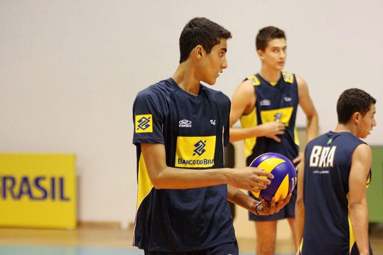 Douglas ainda jovem durante treino da seleção brasileira de volêi -