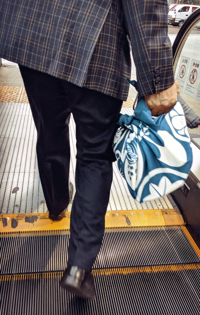 Furoshiki é uma técnica japonesa de amarrar panos para servirem como sacolas (Piti Koshimura)’ (Piti Koshimura)
