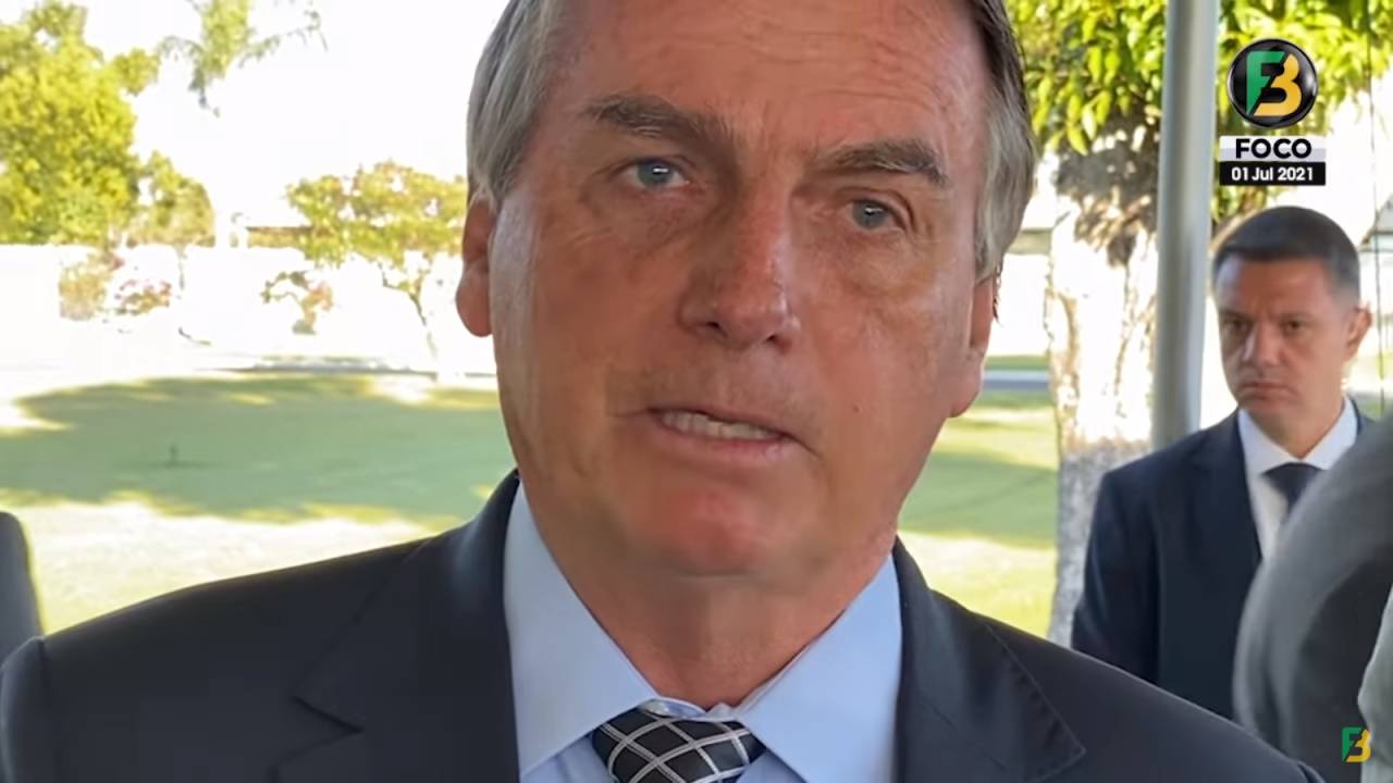 01/07/2021 - O presidente Jair Bolsonaro fala com apoiadores na saída do Palácio da Alvorada