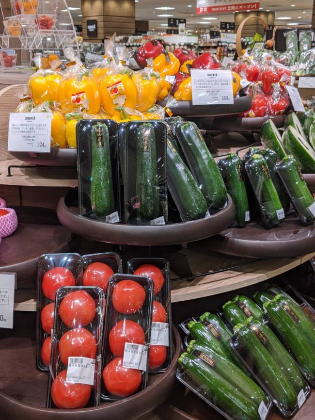 Em muitos supermercados no Japão, legumes são embalados individualmente Em muitos supermercados no Japão, legumes são embalados individualmente