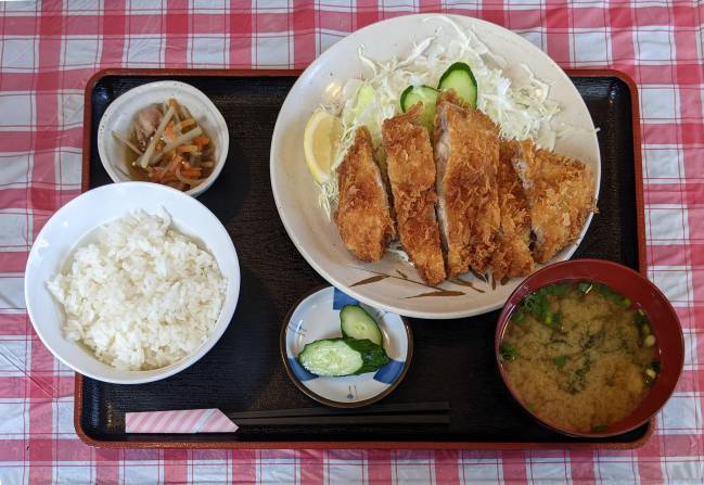 O tonkatsu, porco empanado, é geralmente servido com salada de repolho num teishoku, um “prato feito” que inclui arroz e a sopa missoshiru O tonkatsu, porco empanado, é geralmente servido com salada de repolho num teishoku, um