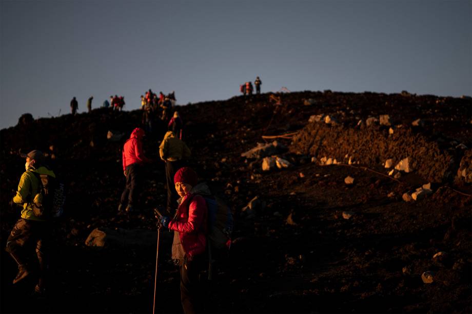 Alpinistas assistem o nascer do sol no Monte Fuji -