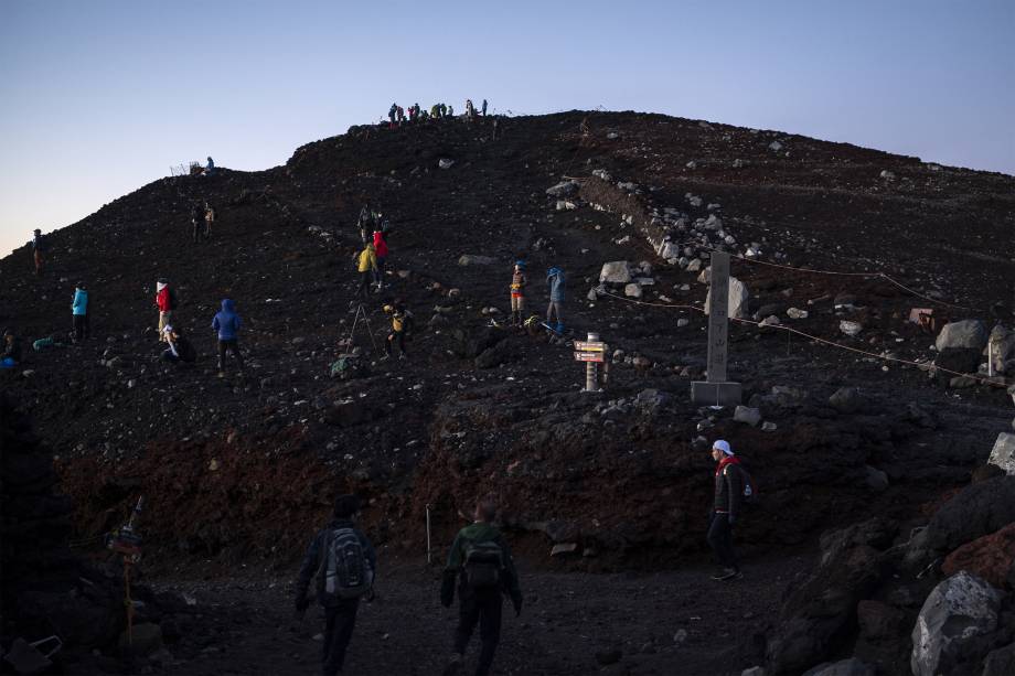 Pessoas em trilhas para assistir o nascer do sol no Monte Fuji -