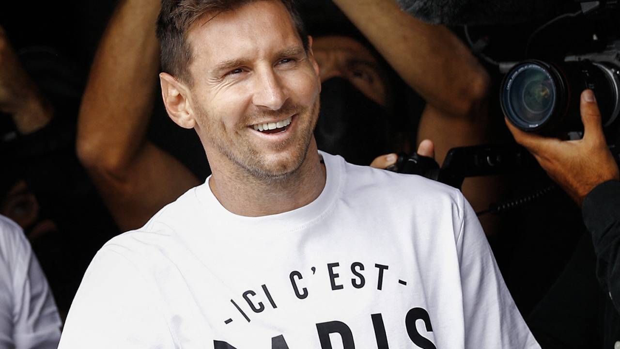 Argentinian football player Lionel Messi salutes supporters from a window after he landed on August 10, 2021 at Le Bourget airport, north of Paris, to become Paris Saint-Germain's new player following his departure from Barcelona, the club he has represented for the entirety of his 17-year professional career so far. - Asked by reporters at Barcelona's El Prat airport if the Argentine star would later on sign with the French club, Jorge Messi, the father and player's agent, said: "Yes". (Photo by Sameer Al-DOUMY / AFP)