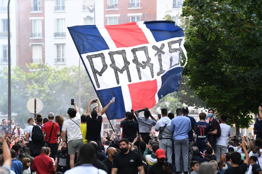 Milhares de torcedores do PSG aguardam por Messi após a apresentação -