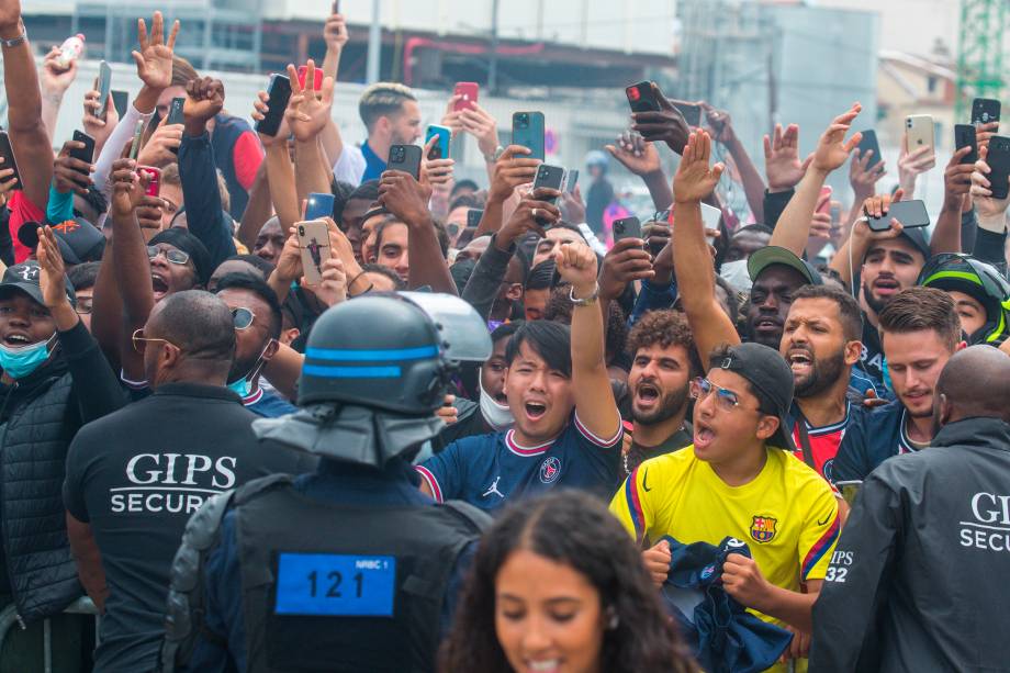 Torcedores lotam o pequeno aeroporto de Le Bourget -