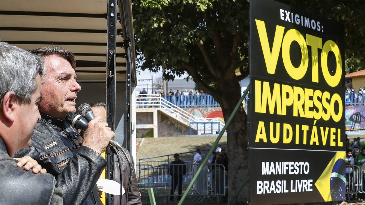 INVESTIGADO - Bolsonaro: “É justo quem tirou Lula da cadeia ser o mesmo que vai contar o voto no TSE?” -