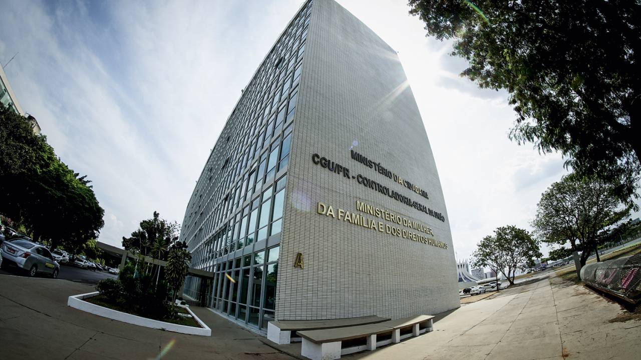 EM BRASÍLIA - Gabinete do ministro: em busca de verbas, políticos da base fazem peregrinação diária ao ministério -