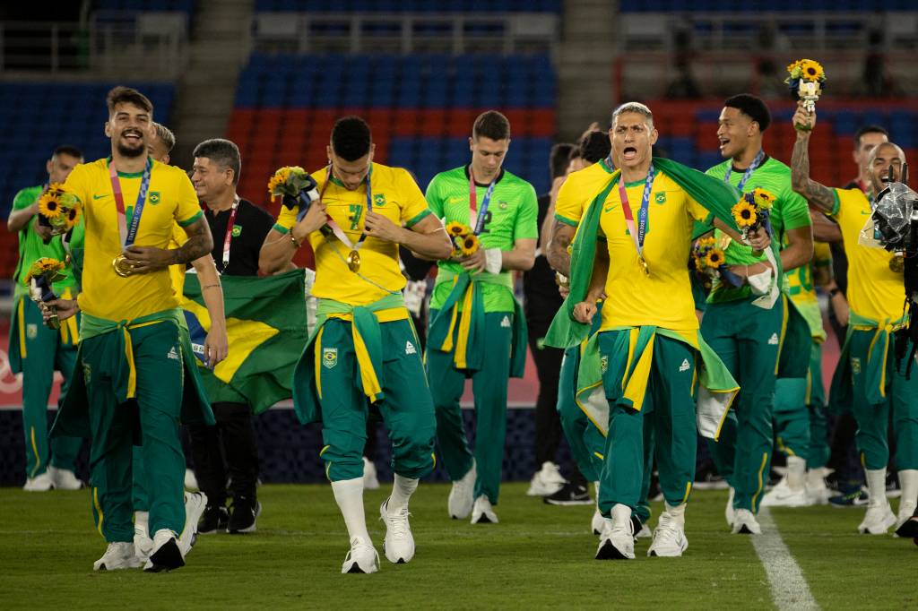Uniforme no pódio da seleção de futebol causa rixa entre COB e CBF