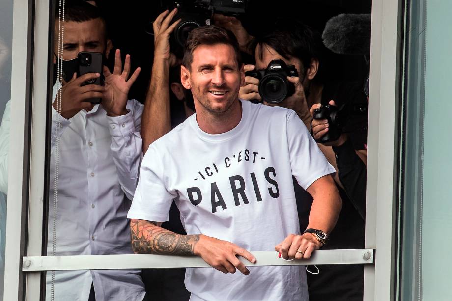 Messi observando a festa dos torcedores do PSG -