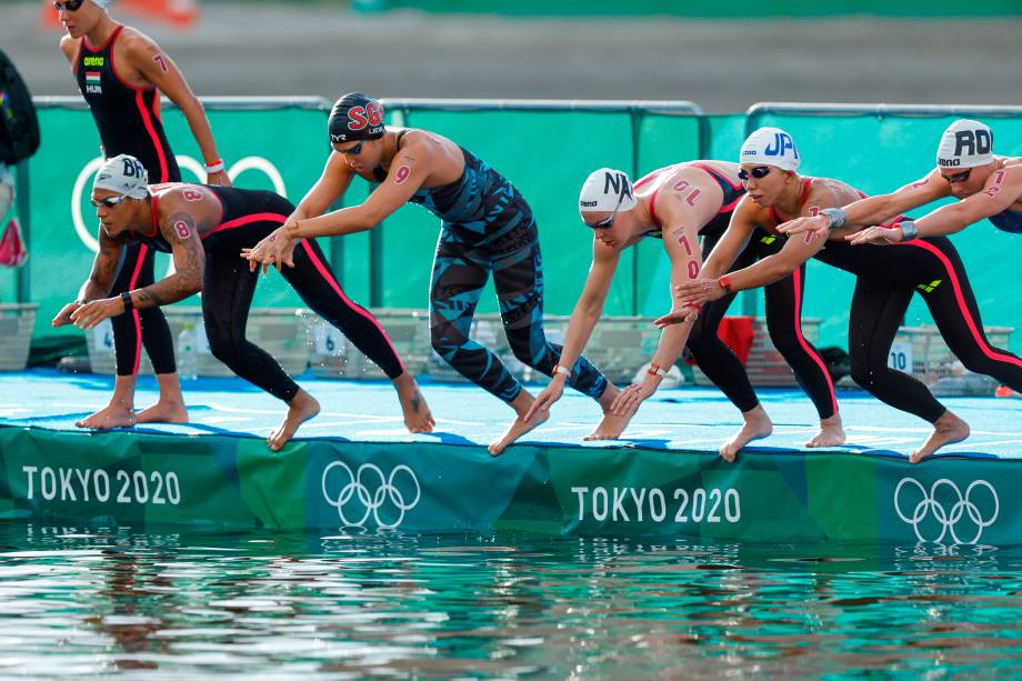 Atletas durante a largada da maratona aquática de 10km nos Jogos Olímpicos de Tóquio - Atletas durante a largada da maratona aquática de 10km nos Jogos Olímpicos de Tóquio -