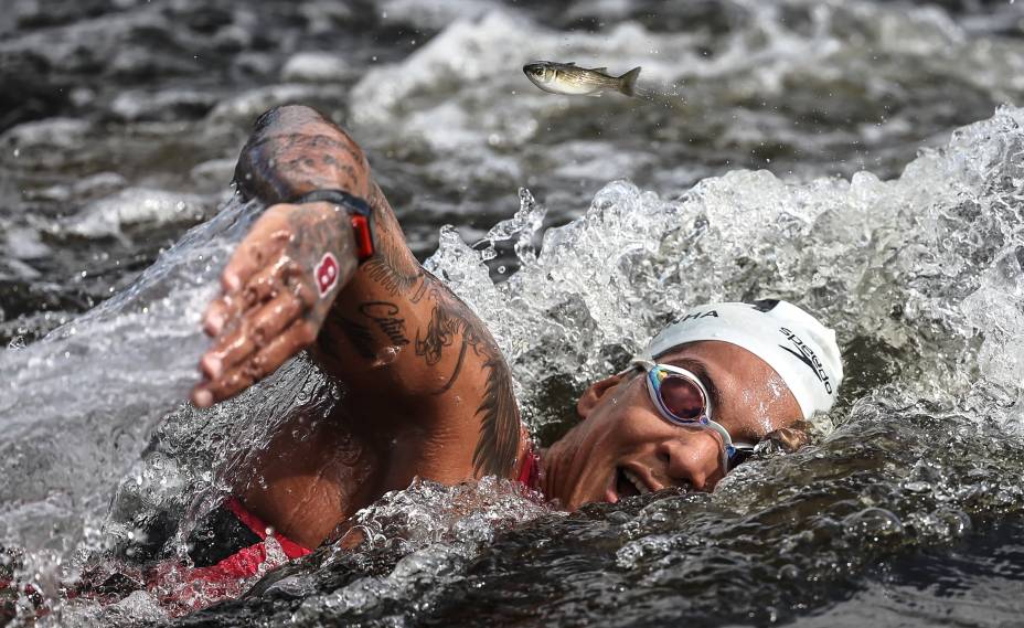 Ana Marcela durante a prova de maratona aquática, no Odaiba Marine Park -