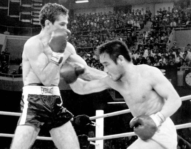 Eder Jofre lutando contra Harada no Nippon Budokan em maio de 1966