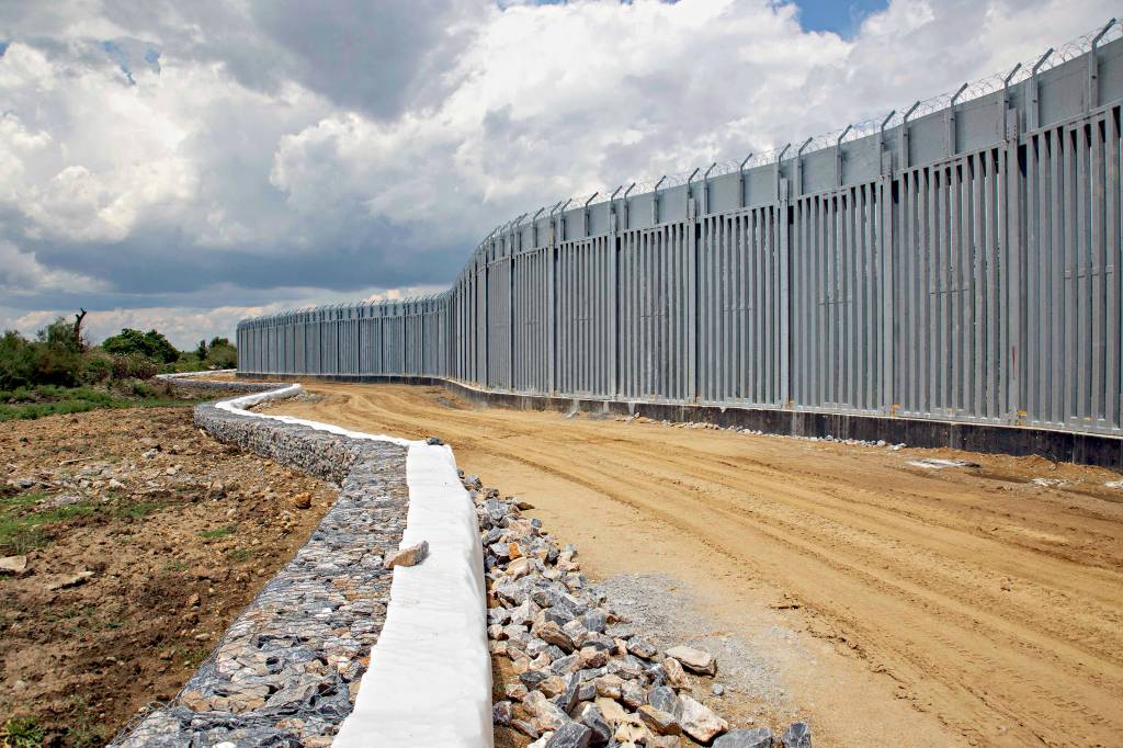Greece Is Sealing With Concrete Filled Fence The Land Borders With Turkey BARREIRA - A Grécia constrói muro: a ideia é evitar a vinda maciça de afegãos -