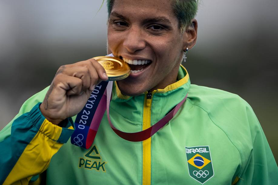 A atleta Ana Marcela com a sua medalha de ouro conquistada na maratona aquática - A atleta Ana Marcela com a sua medalha de ouro conquistada na maratona aquática -
