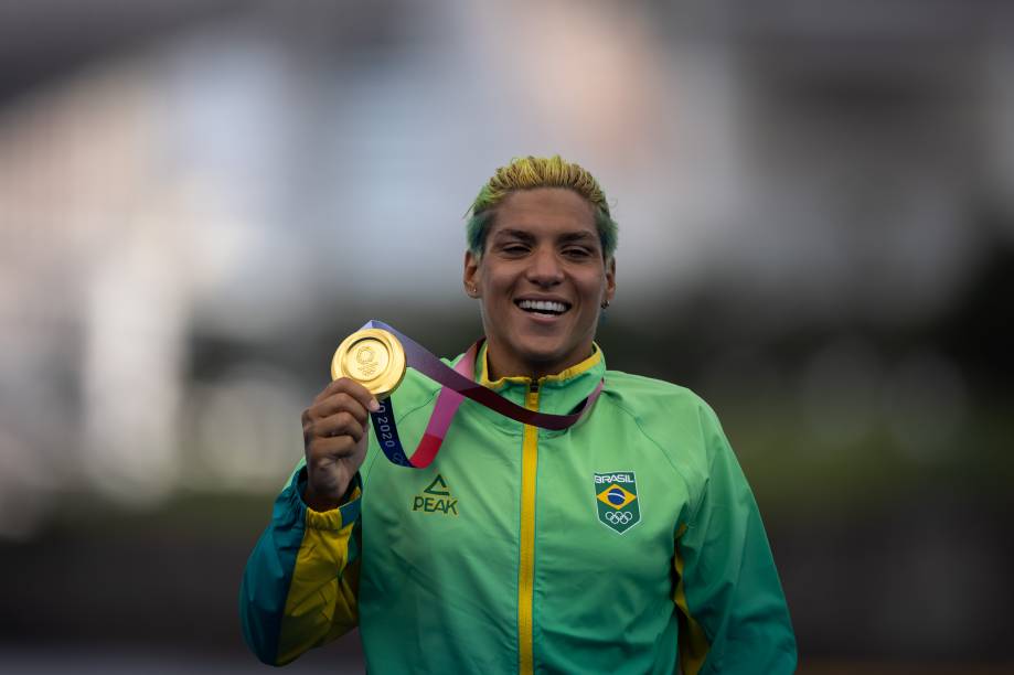 A atleta Ana Marcela com a sua medalha de ouro conquistada na maratona aquática - A atleta Ana Marcela com a sua medalha de ouro conquistada na maratona aquática -