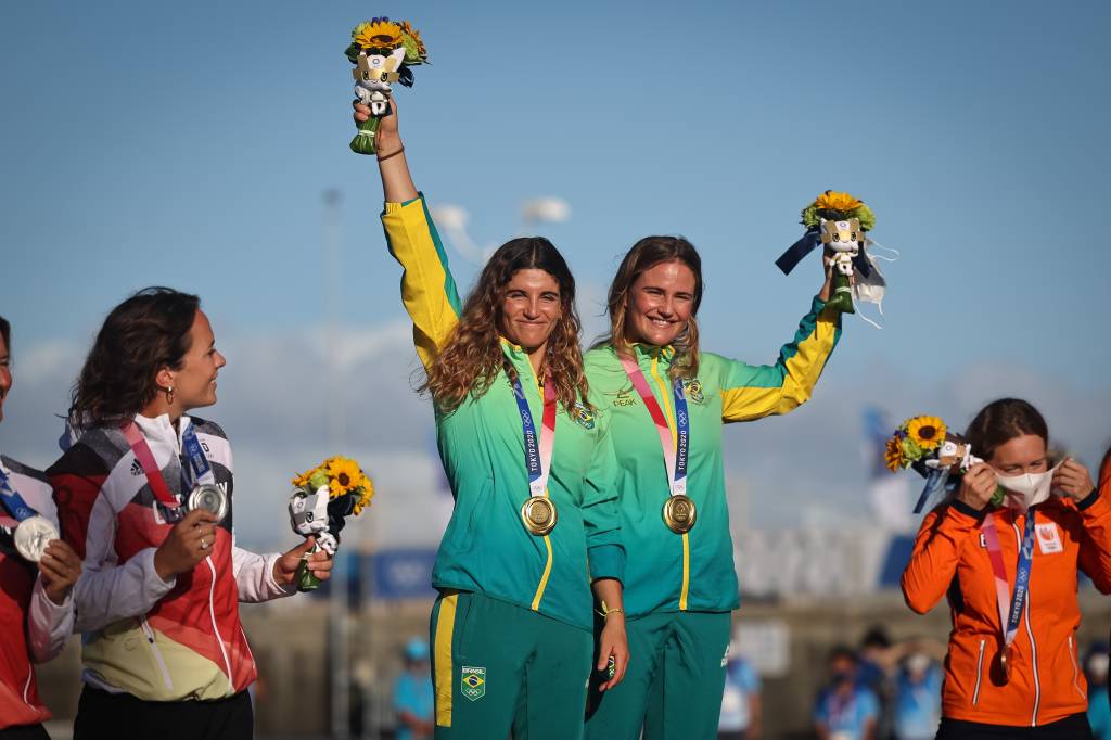 toquio2020; vela Kahena Kunze e Martine Grael com a medalha de ouro conquistada -