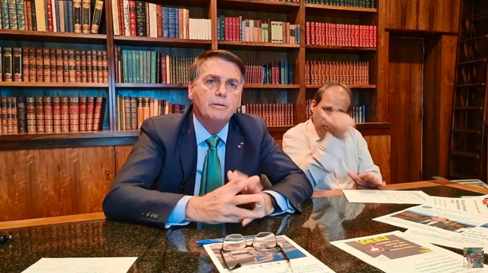 Presidente Jair Bolsonaro durante live nas redes sociais nesta quinta-feira - 05/08/2021
